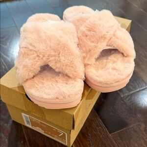 NIB Koolaburra UGG Ballia Pink Faux Fur Slippers 7